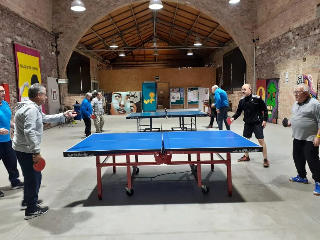 Jugadors practicant tennis de taula a l'Escorxador d'Olesa de Montserrat