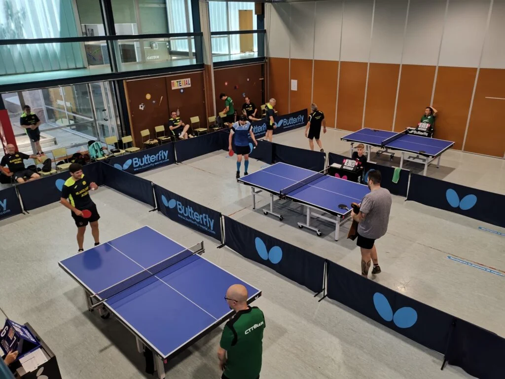 Partits de tennis de taula amb jugadors del CTT Olesa en un pavelló