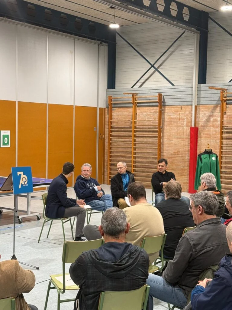 Taula rodona sobre la història del CTT Olesa amb públic al pavelló