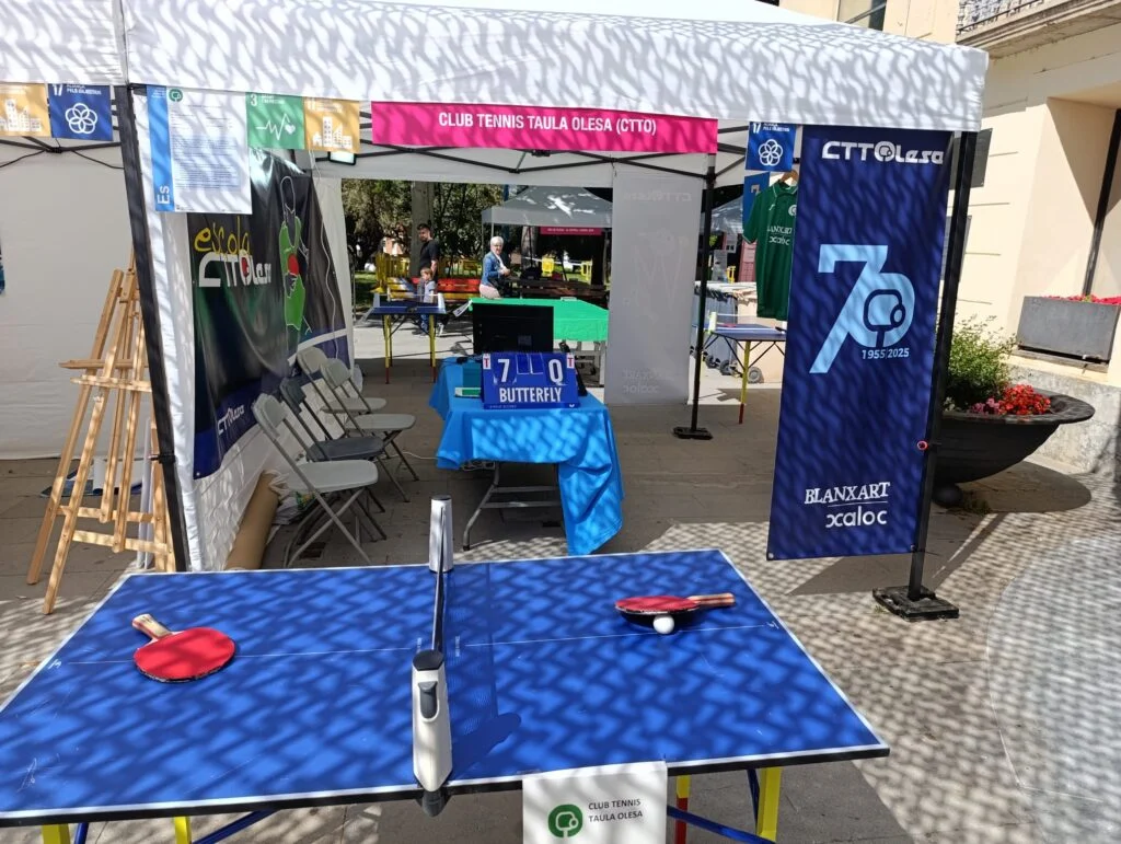 Estand del CTT Olesa a la Mostra d'Entitats, amb taules i raquetes