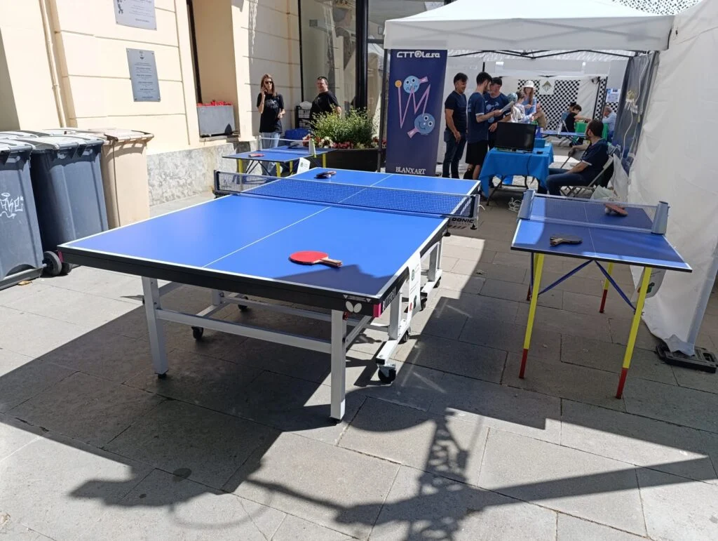 Taula de tennis de taula a l'estand del CTT Olesa a la Mostra d'Entitats