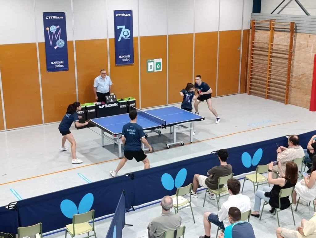Partit d'exhibició de dobles del CTT Olesa davant del públic