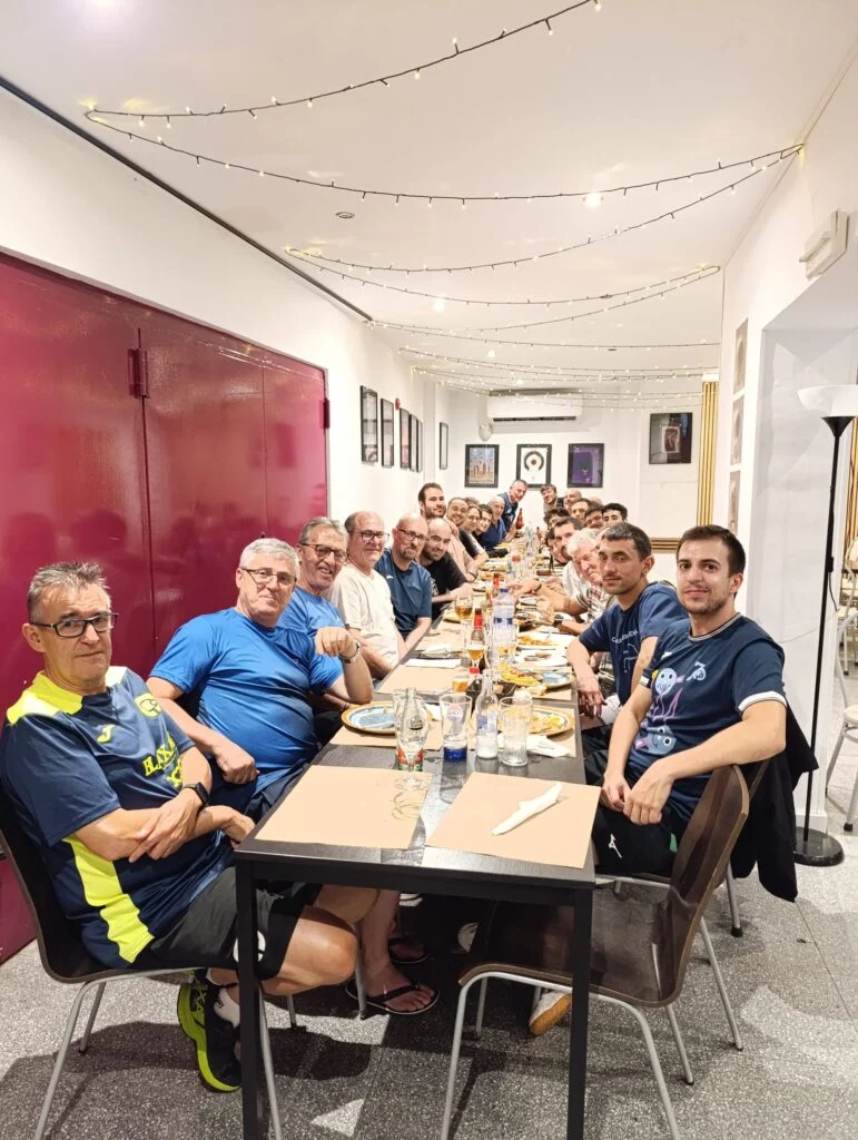 Participants del CTT Olesa reunits al sopar del torneig social