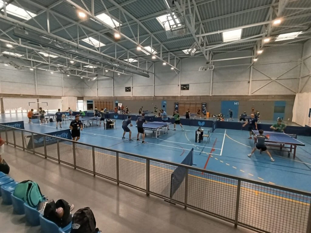 Partits de tennis de taula durant el torneig social del CTT Olesa