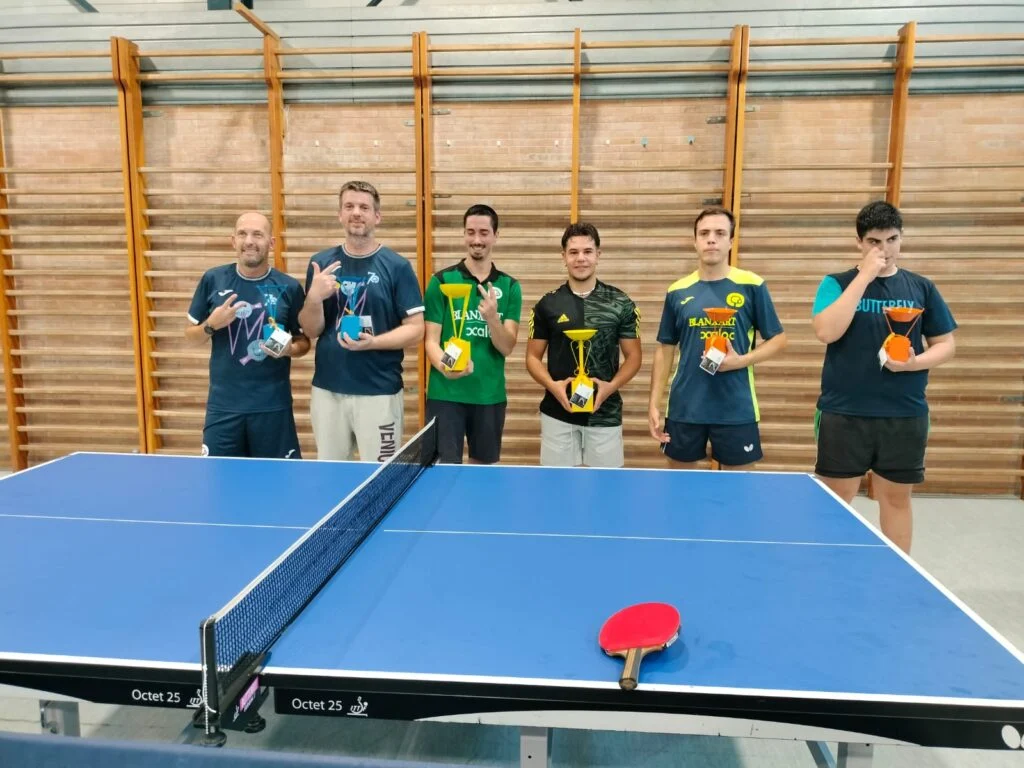 Tres parelles amb trofeus al lliurament de premis del torneig de hardbat del CTT Olesa